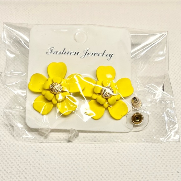 ♥️HP Flower Statement Earrings Yellow Gold Studs Boho Chic Alloy NWT - Picture 3 of 4